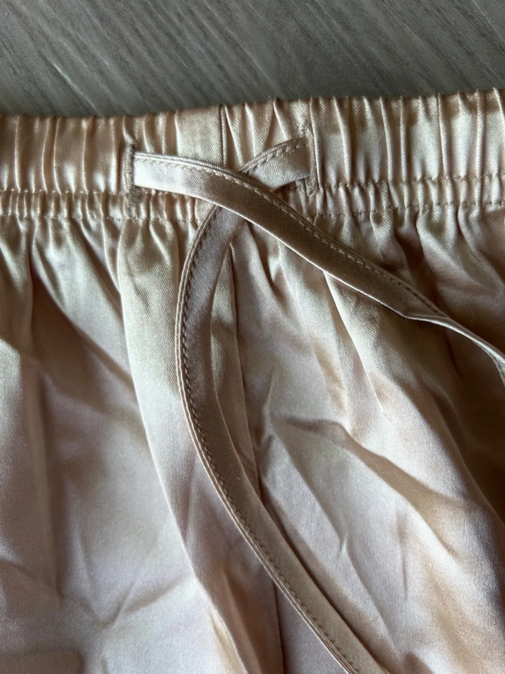 Ekouaer Satin Pajama Set M Champagne NWT LS Lounge Sleepwear Sheen Glam Relax